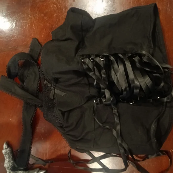 Elegant Black Lace Crop Top - Picture 3 of 3